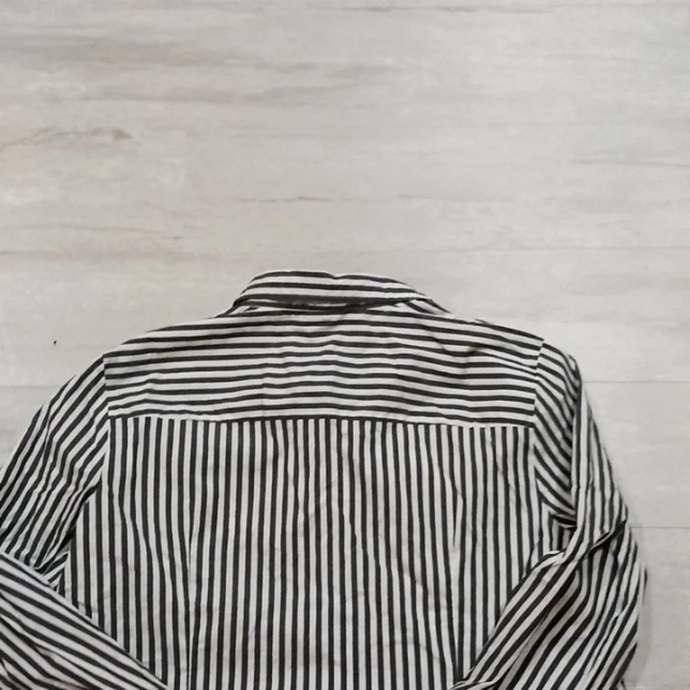 Worthington Women's Easy Care Button Up Collar Long Sleeve Shirt. Size 2xl. - Picture 7 of 12